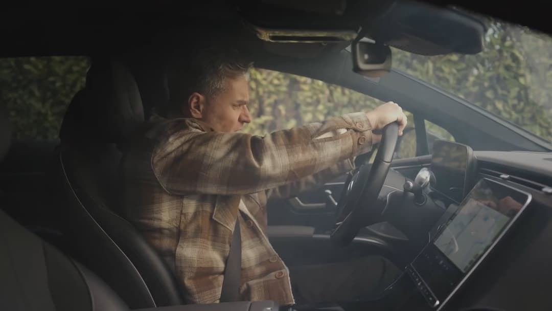 Maak je autovenster stuk met een hard voorwerp in een noodgeval